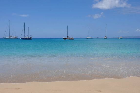 Anse de Colombier, praia de areias brancas e águas azuis, em St. Bath - Caribe